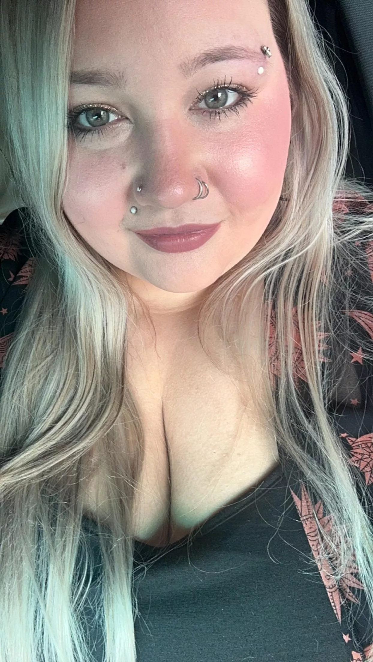 It’s a horror movies and chill kinda night.. who’d like to join? 🖤🍿 posted by rawrxoxo2