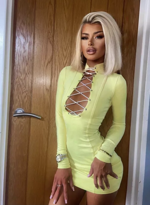 Trophy bimbo Chloe by corruptusextremis