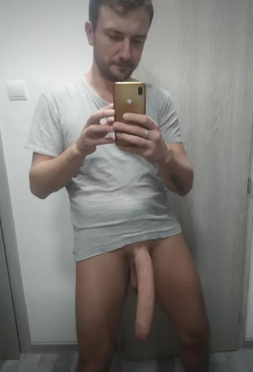 Upvote if my 3rd leg is bigger than ur dick by MarkOnlyFans