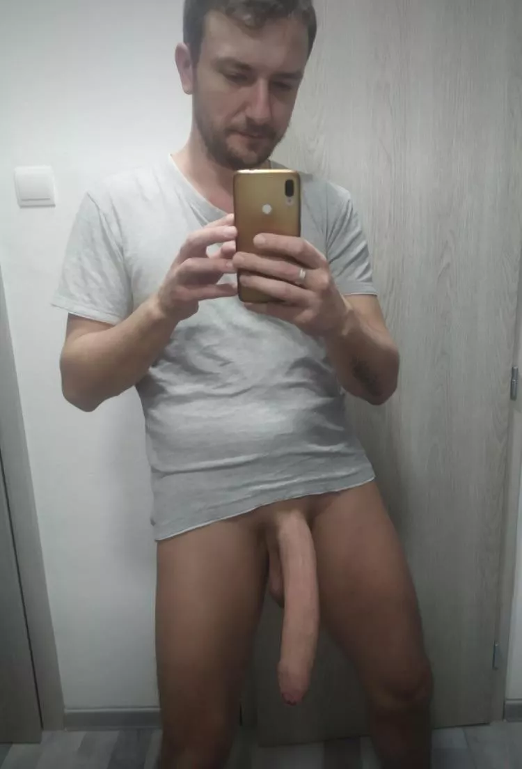 Upvote if my 3rd leg is bigger than ur dick posted by MarkOnlyFans