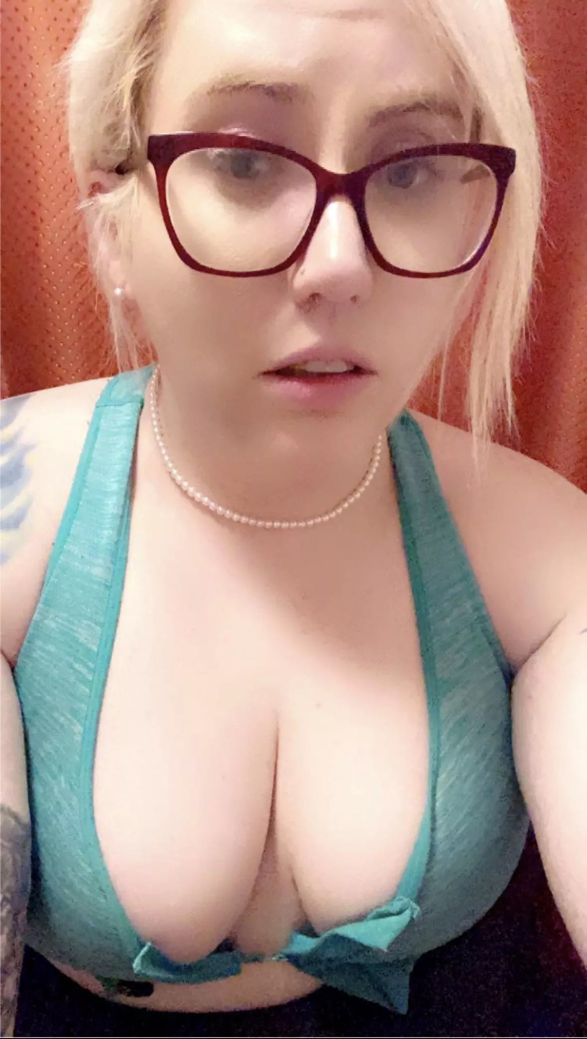 I feel like my glasses are too small when I work out 🧐 posted by misshandsy