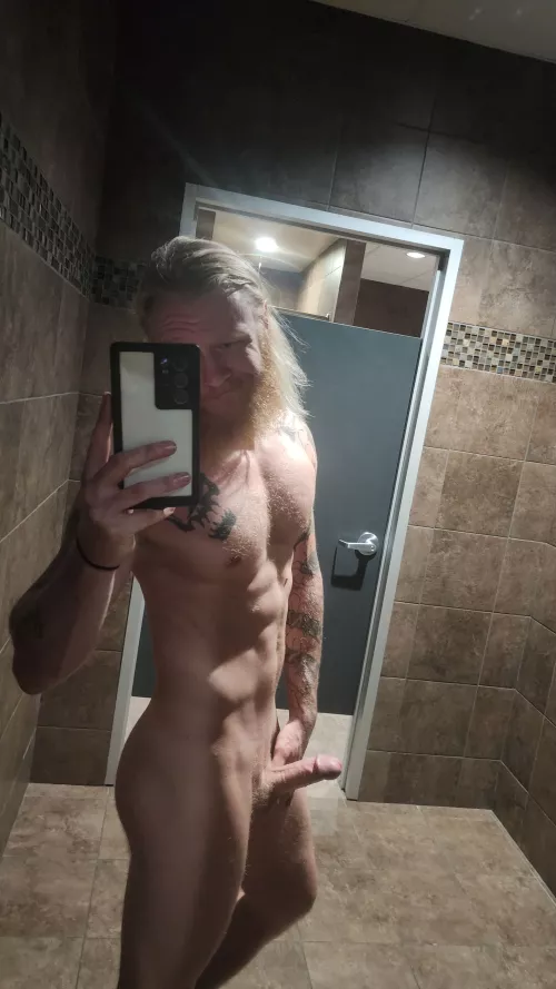 [M] Sunday funday, need some relief after that lift, someone come soak my beard. by Mason_albino