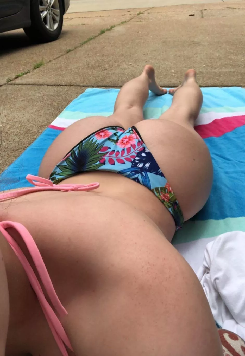 Need someone to rub tanning oil on me posted by Jadedoll18