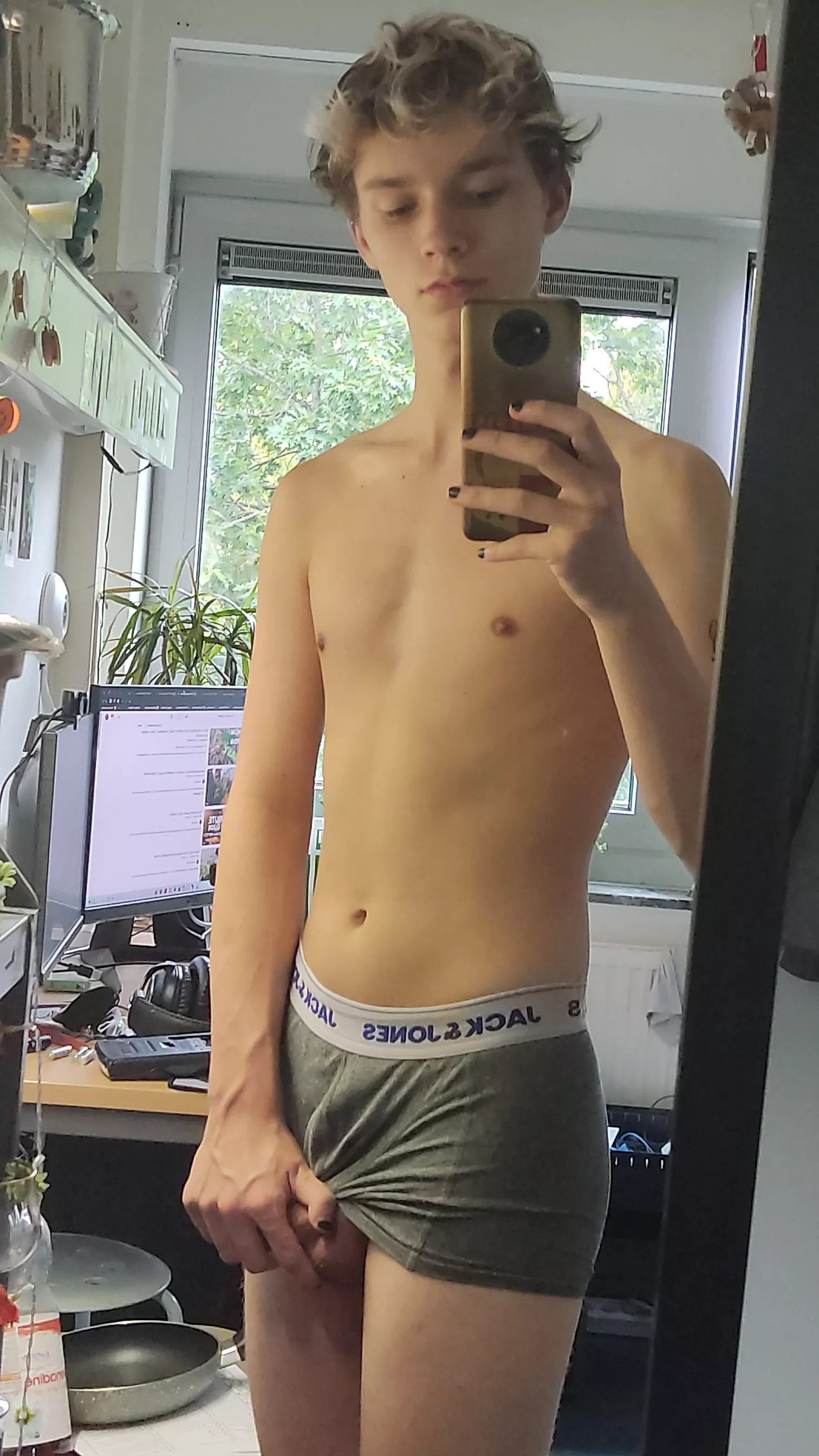 Should i remove my hand or do u prefer being teased? 😏 posted by jojojo28