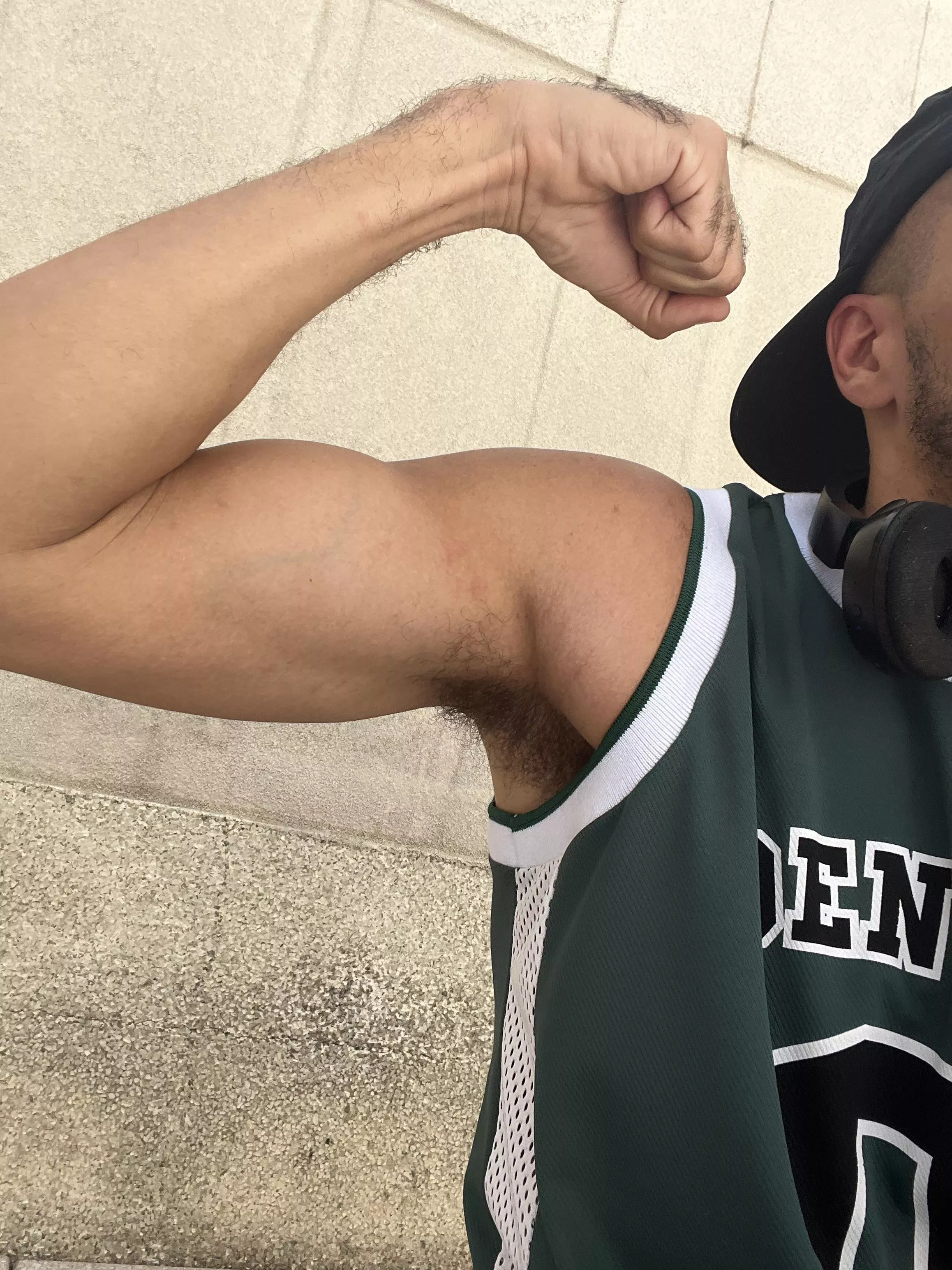 Sweaty 💦💪🏼👃🏼 posted by Donkai_M