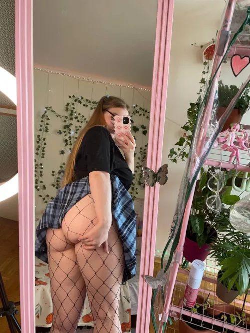 This mirror love to show off my thick booty! by lovelygirlLisa