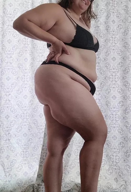 Those CURVES 🤩 by Frecklefriend