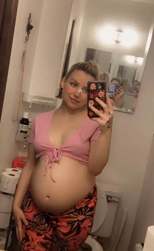 Come see mommy preggo bump get bigger !!🥰🥰 by Mypreggobody