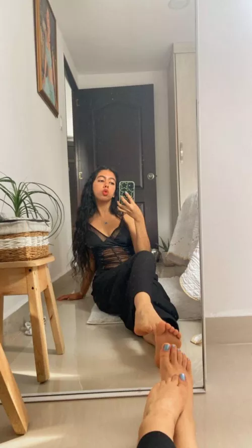 Do you like my cute little feet by LitleVariation