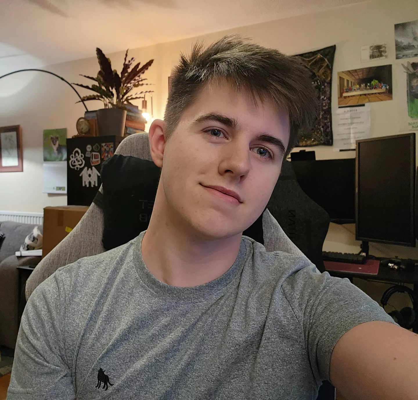 Hello there 👀 Hope you're having a good day :D posted by JakeRyDav