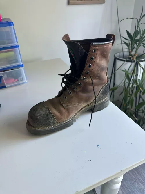 I recently purchased these Canada west steel toed boots and I'm getting blisters on the base of my big toe . I was curious if boot stretchers really help ? I figured 50 work hours would be long enough to break in the leather . by Bk250250