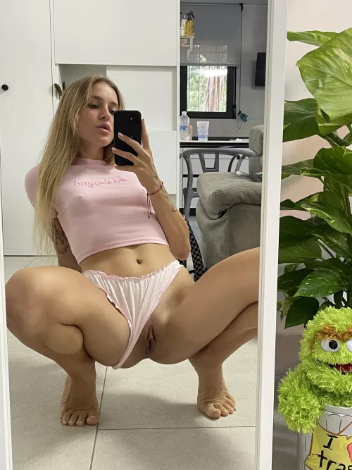 My shaved pussy want to kiss your smooth lips by Pudinblack