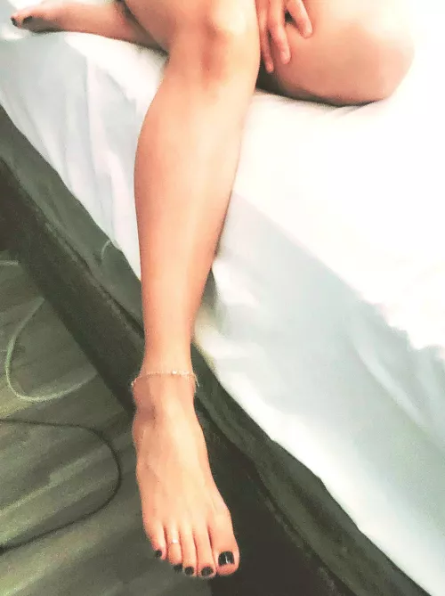 Put my toes in your mouth. 😘 by SavannaPeach07