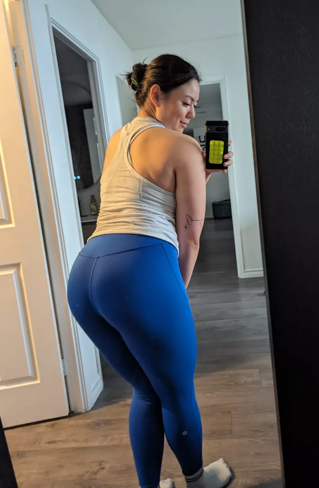 Bury yourself in between the thighs posted by katwaii