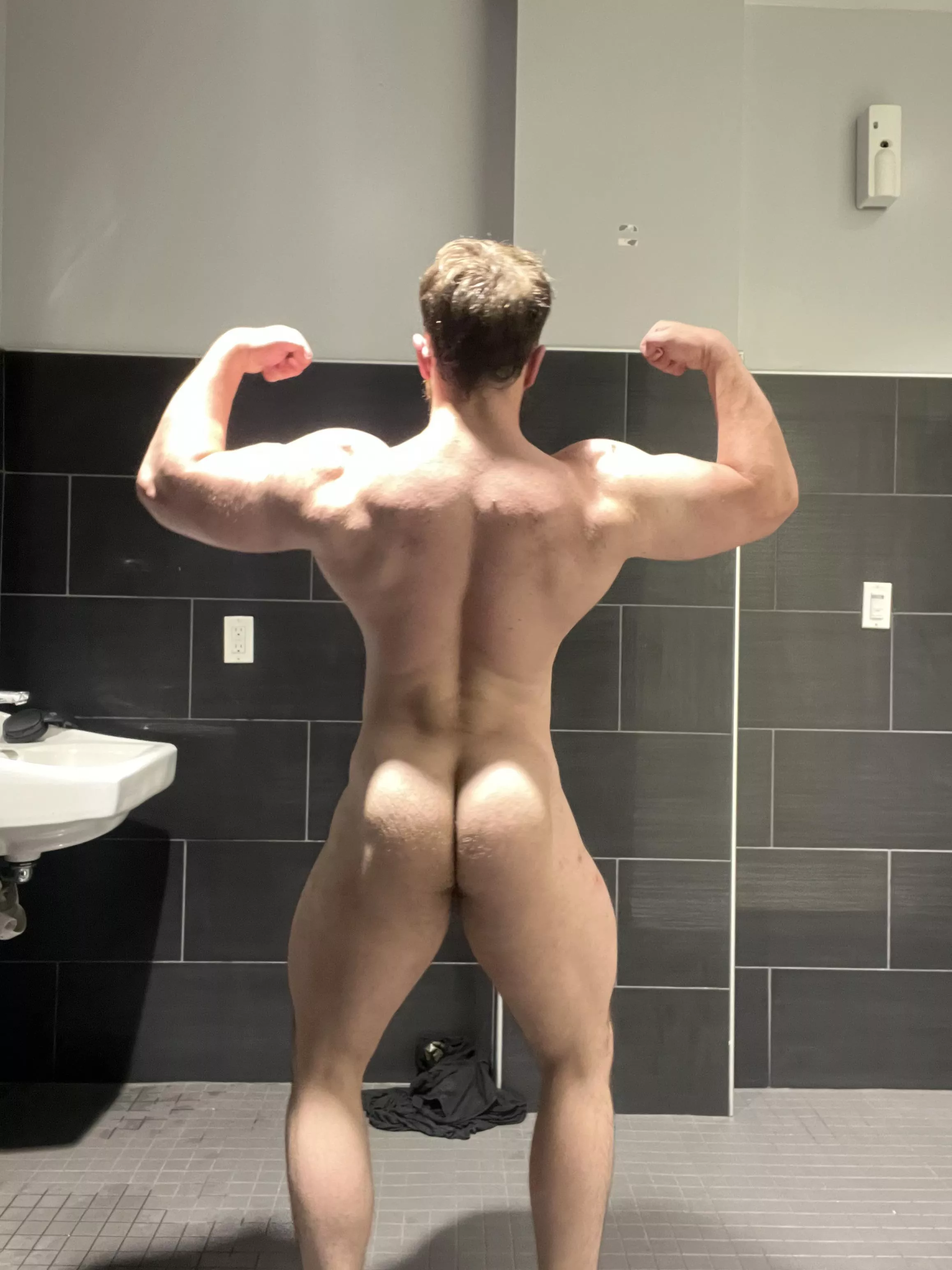 Catch me in the locker room 😈 posted by Musclestud101