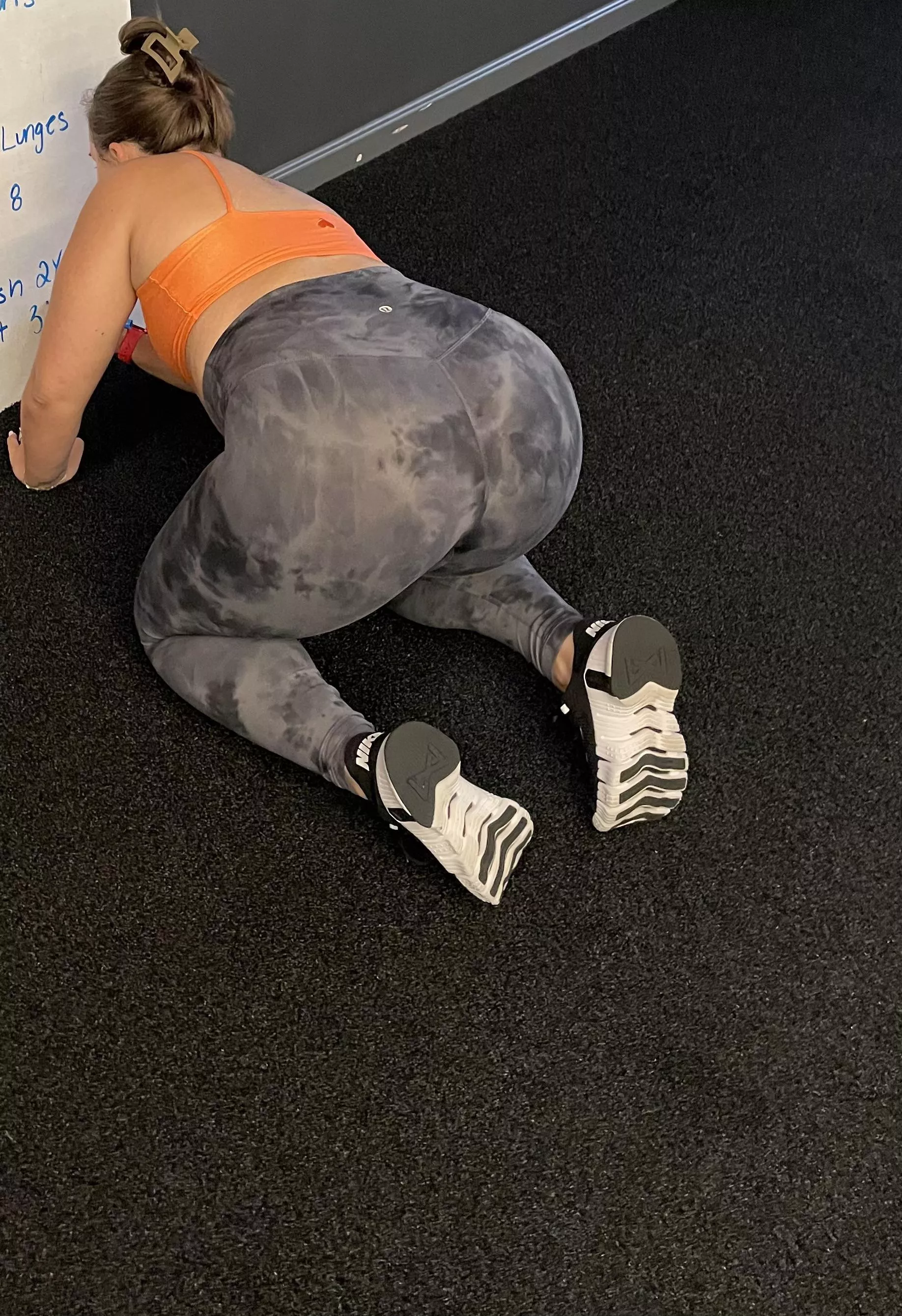 (f) your behind me in the gym what do you do 😏 posted by soleyspace69