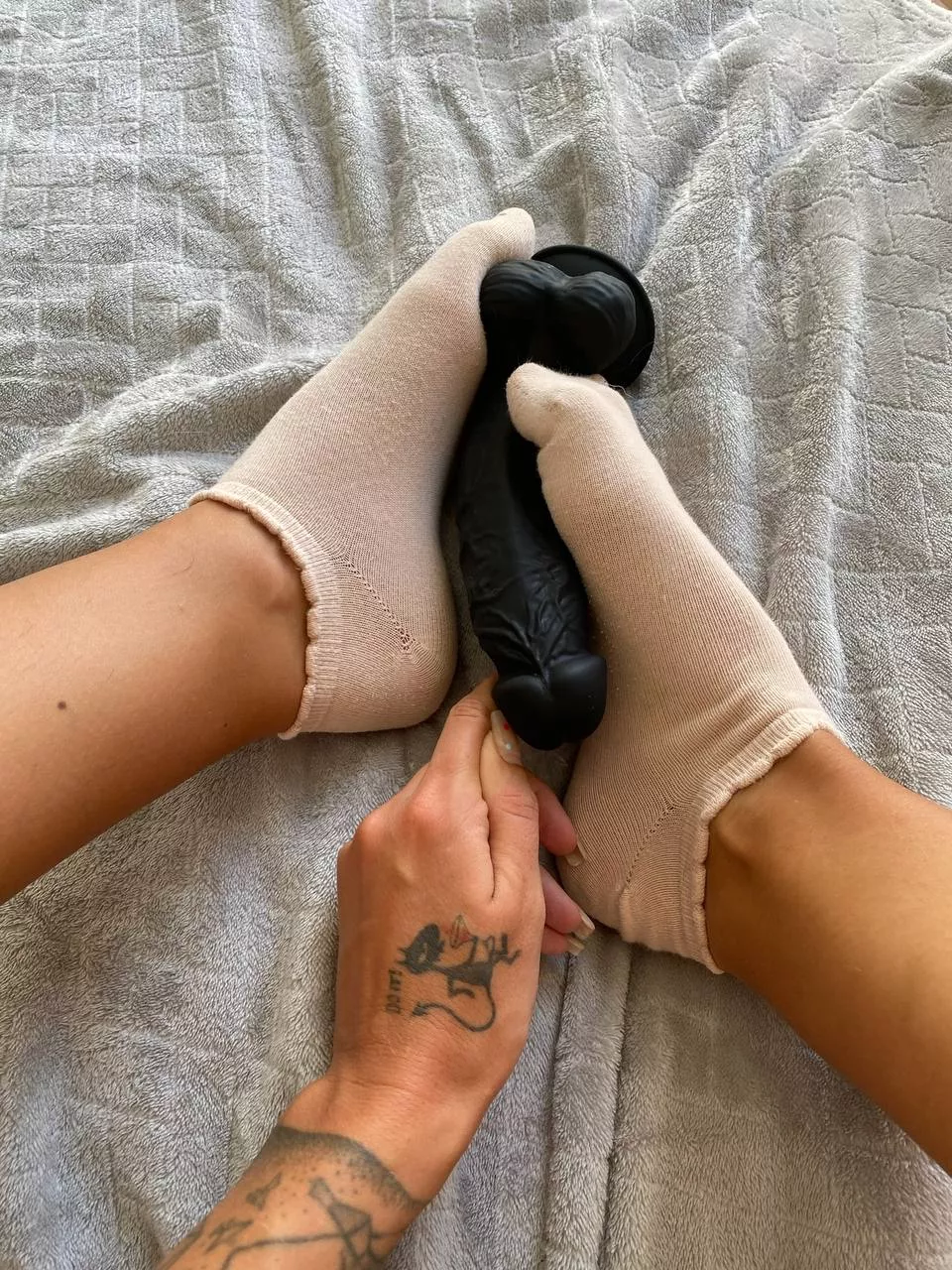 Footjob in socks is very nice😈 [F] posted by marenpetrie