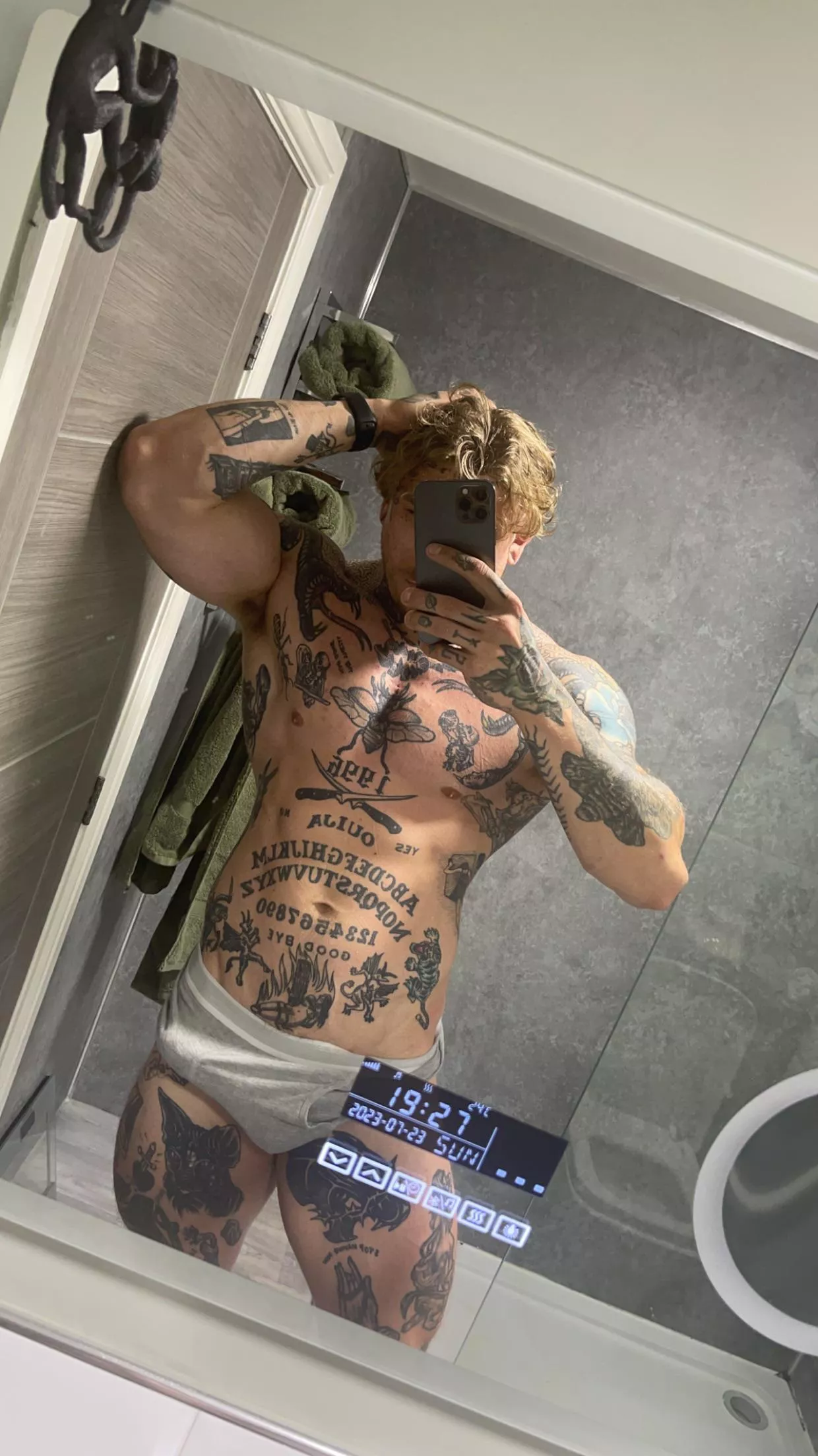 Hot guys have tattoos 😏 posted by Woody5371