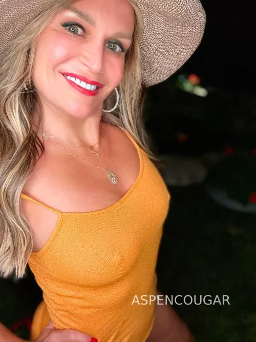 55F Aspen Cougar MILF who rarely wears an uncomfortable bra. ;) by AspenCougar