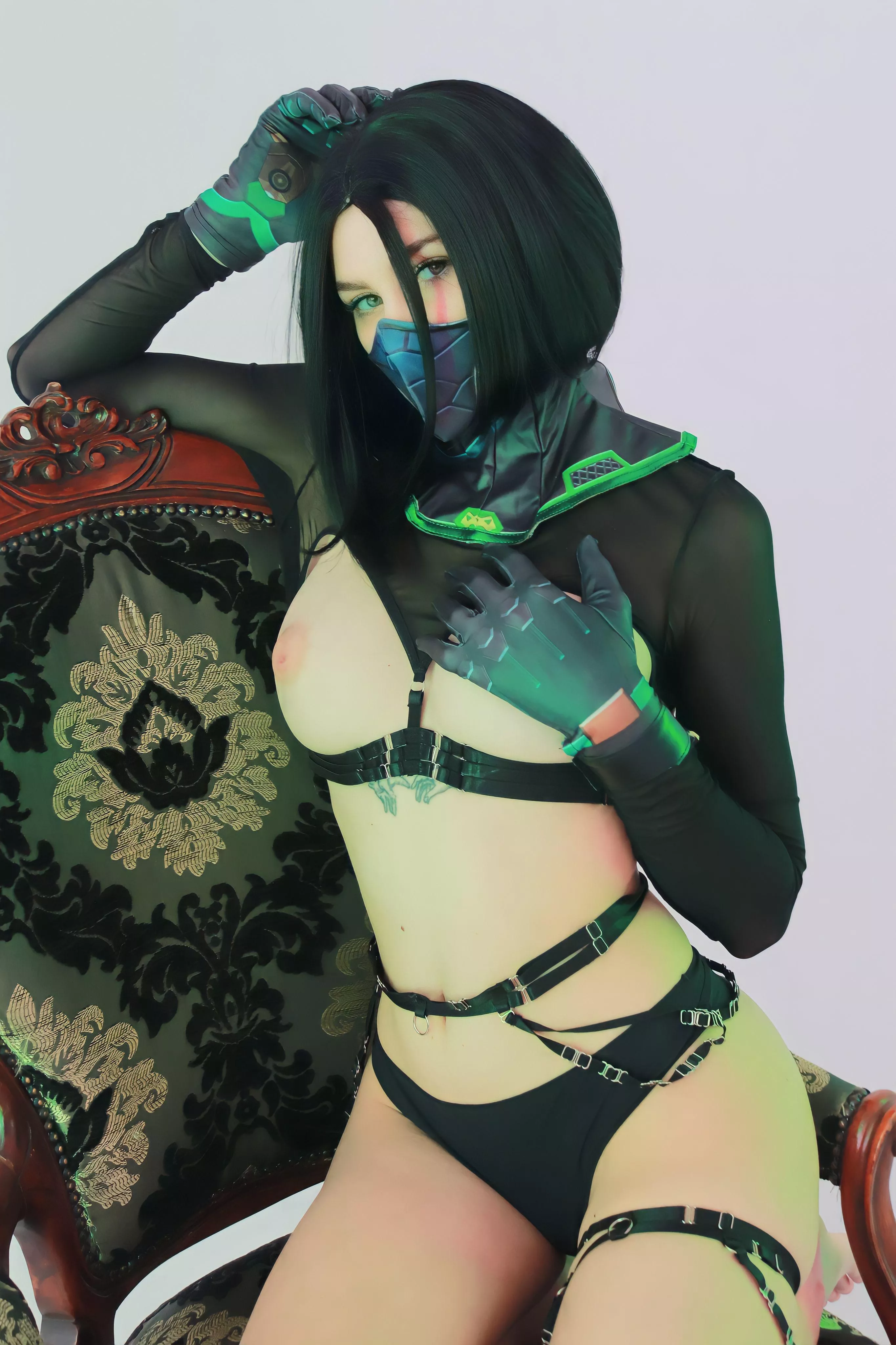 Cosplay Viper (cosplay_lola) [Valorant] posted by confide_layer