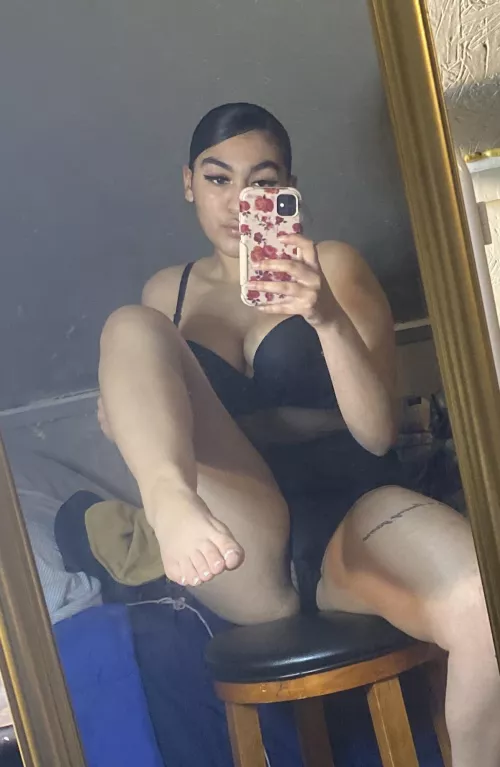 Get on your knees and let me shove my toes in your mouth . [dom] [fet] [sext] [rate] [pic] by jaybabyxx