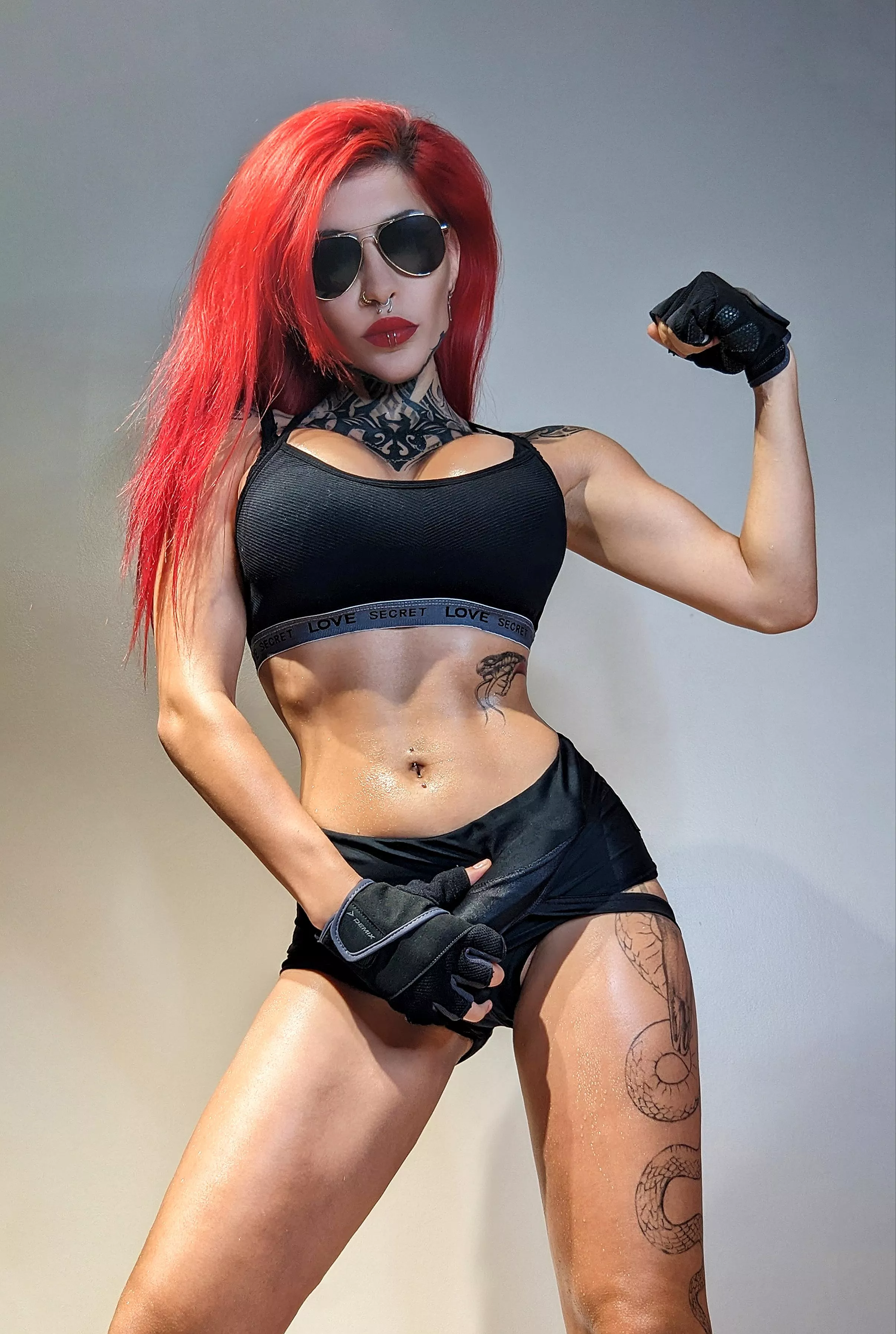 Get sweaty and get pegged with the mistress of the gym posted by Vampandbeauty