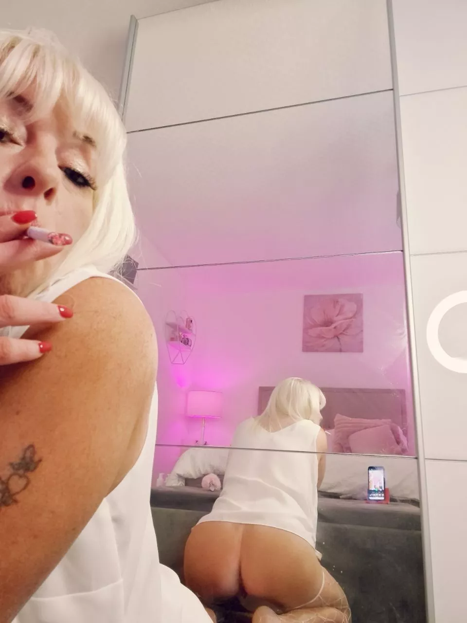 How's the cheeky view ? 🚬 (45) posted by mrsSmith45