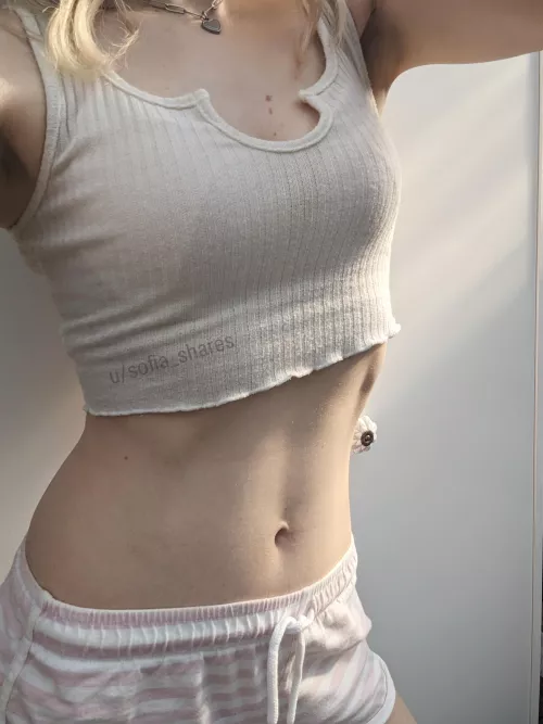 Thought the evening light made this one look cute! 💋 [F] by sofia_shares