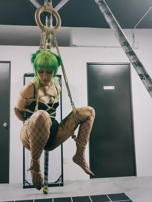 Tome Hishi Shibari with spread legs suspension. Model: Katarsiskat by Roqueved