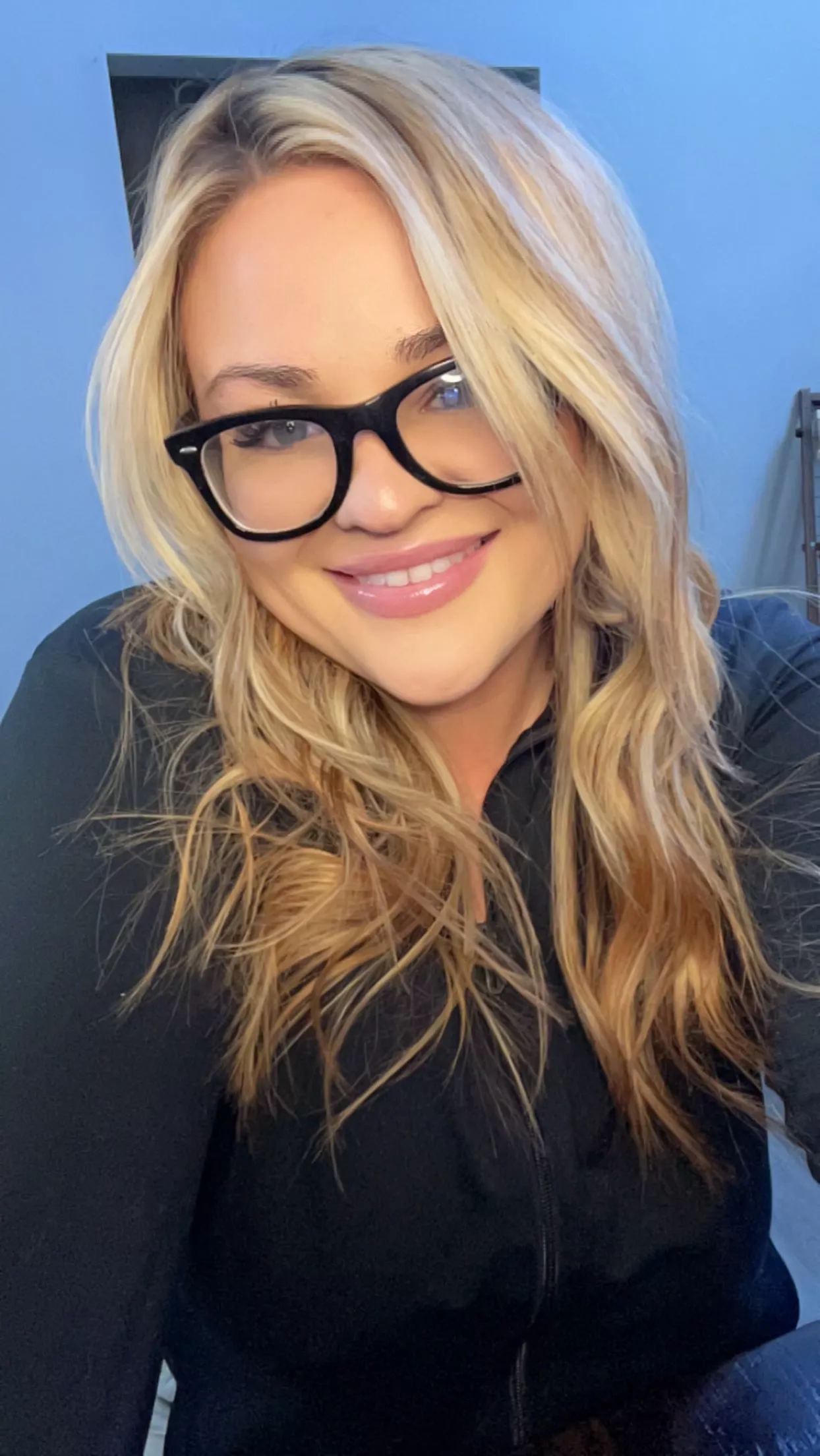 Your favorite hot busty blonde posted by daisyoreos