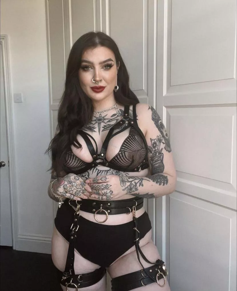 [F] looking for someone here posted by MistressAlexmess