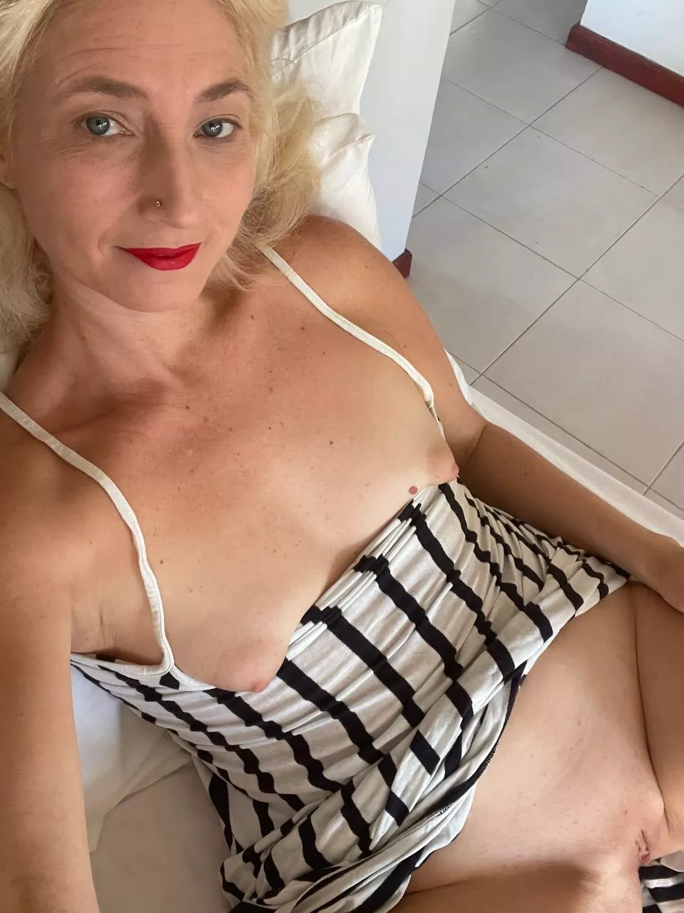 Hello to all MILF lovers! posted by LiaKovach