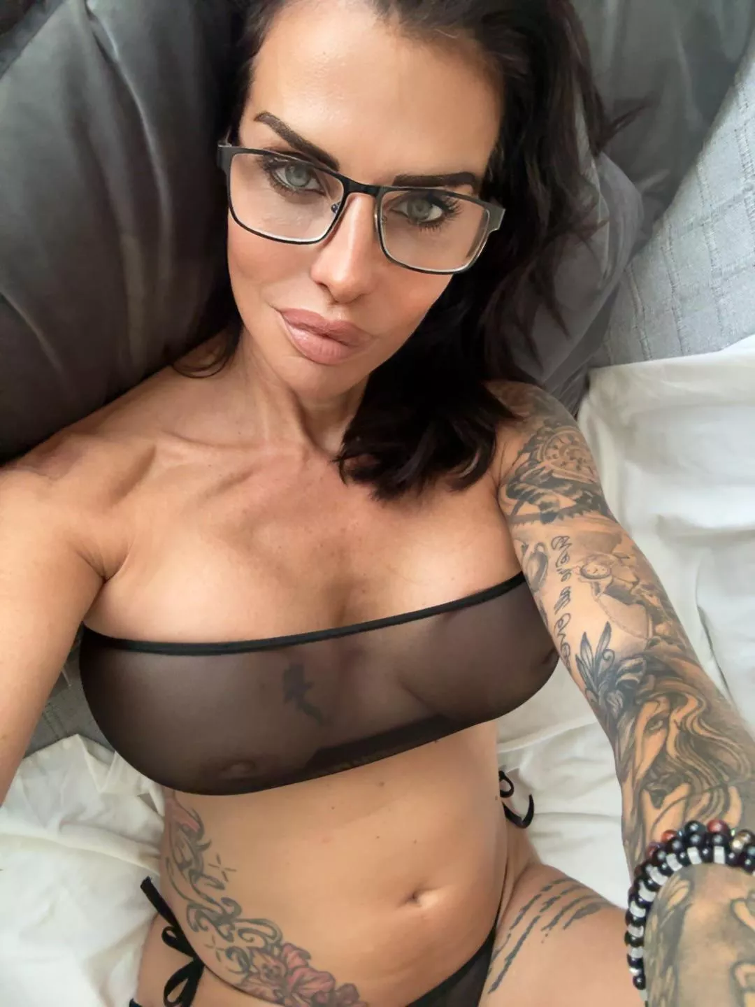 Hot mom whilst the kids are at summer school … posted by Miss-Jade-Fox