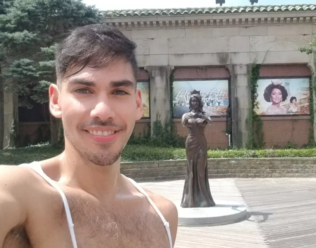 I'm a sucker for anyone woth good taste in jewelry 😜😅🤴🏻😅😜 posted by ComplexAdmirable9036