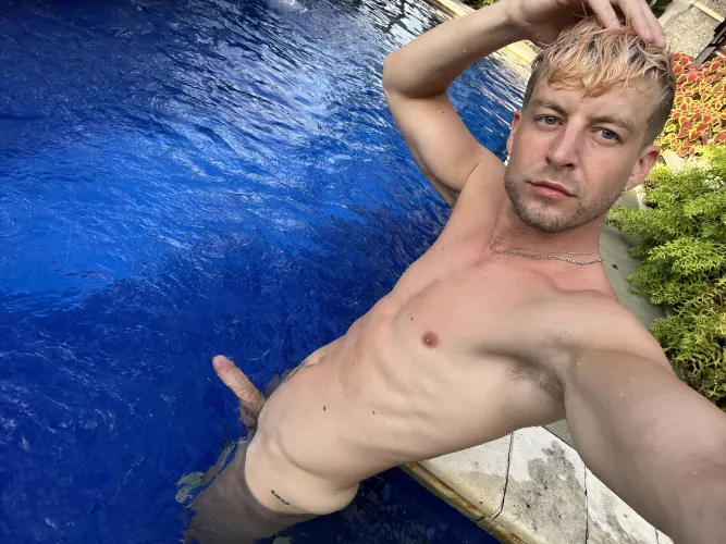 Out in the pool by HeikHoe