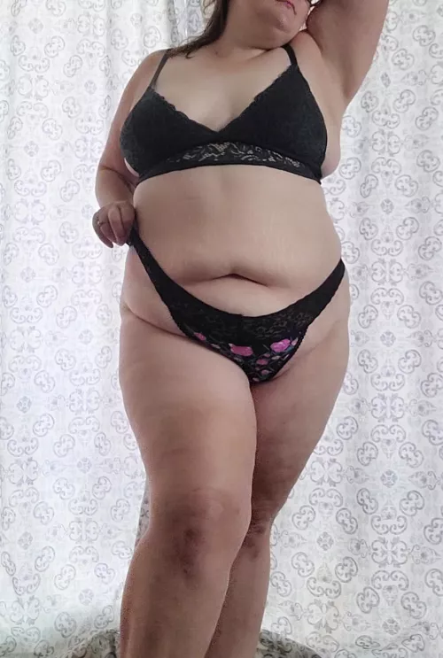 Thick and sexy by Frecklefriend