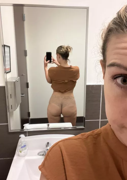 Wife’s ass deserves a huge cock? by SexyMtnGirl35