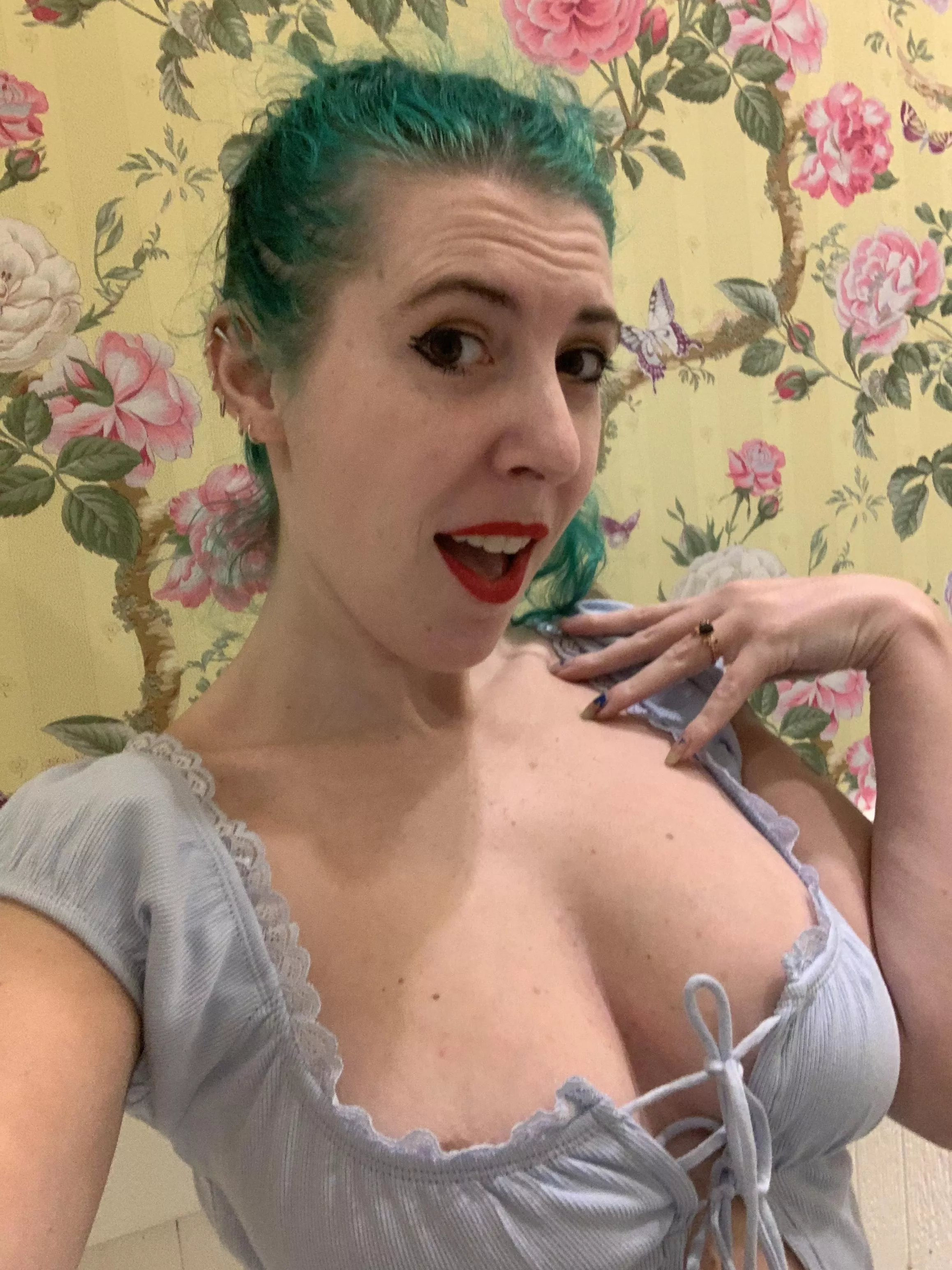 Girly girl selfie posted by sirenskiss3