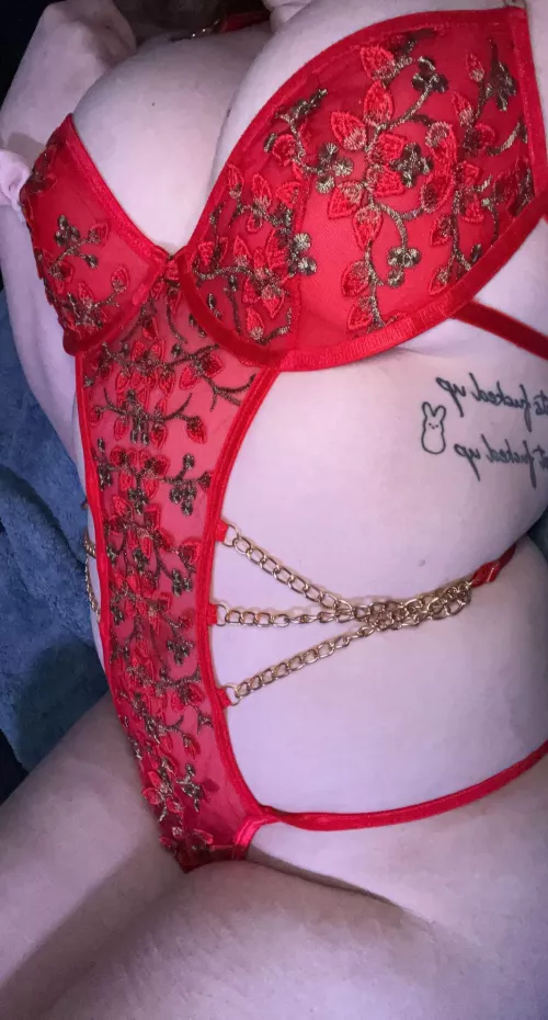 Red looks good on me by bbyk01