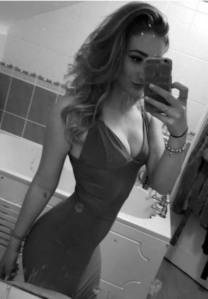 Sexy selfie - IUTR posted by Deviant60311