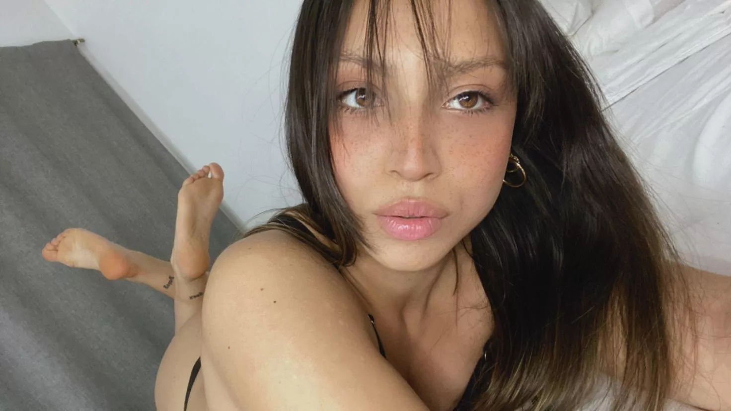 sigh... i juts want someone to entertain my wet pussy 😒 posted by Station_Suitable