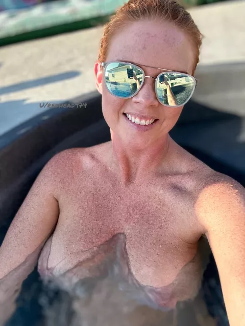 Sun, pool and frex by Redhead974