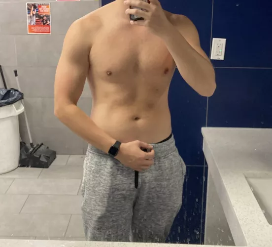 25 M looking for some people to snap while at the gym by Gluteus-Bootieus