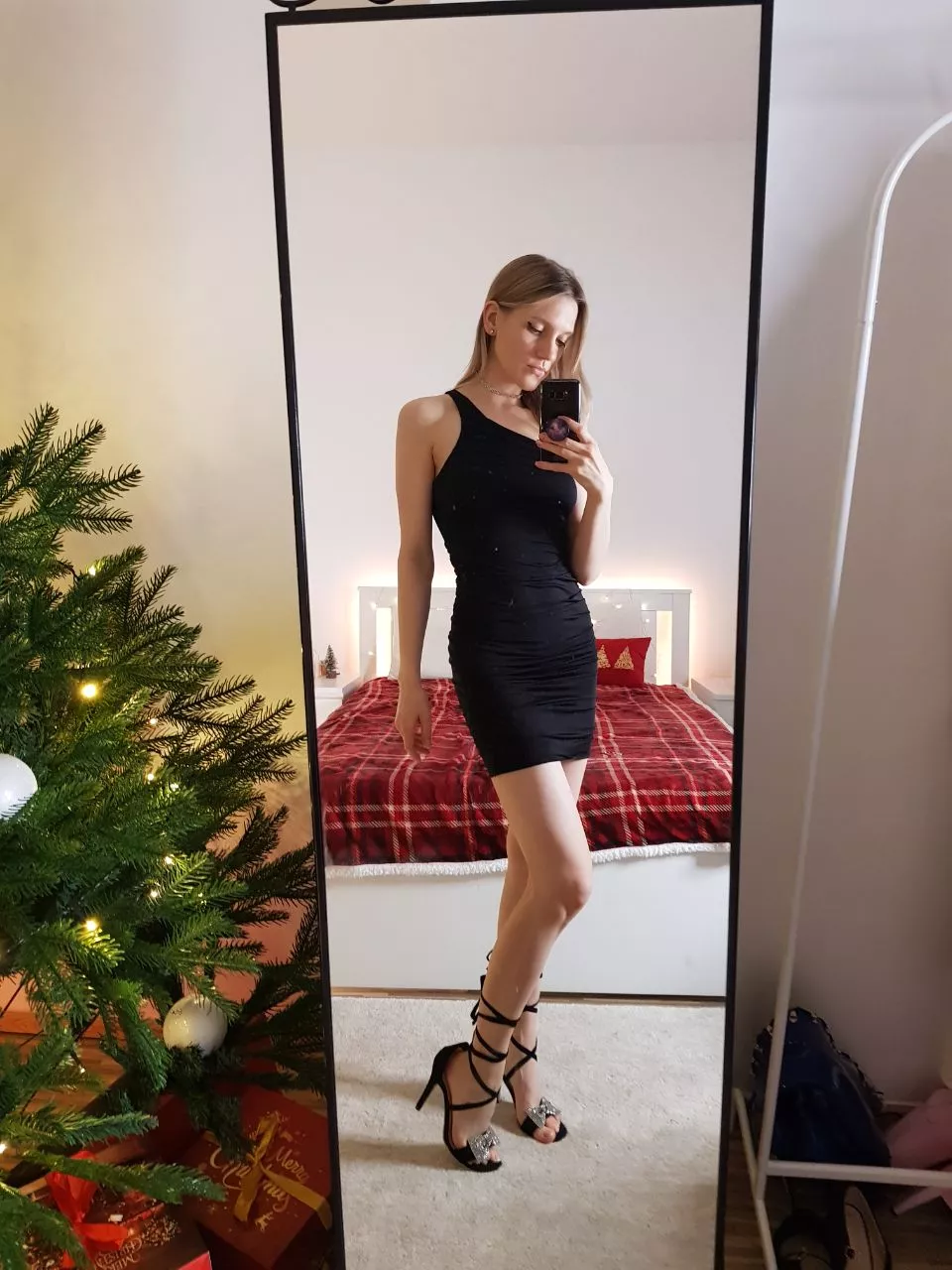 Blondes look good in black posted by sidelonggate