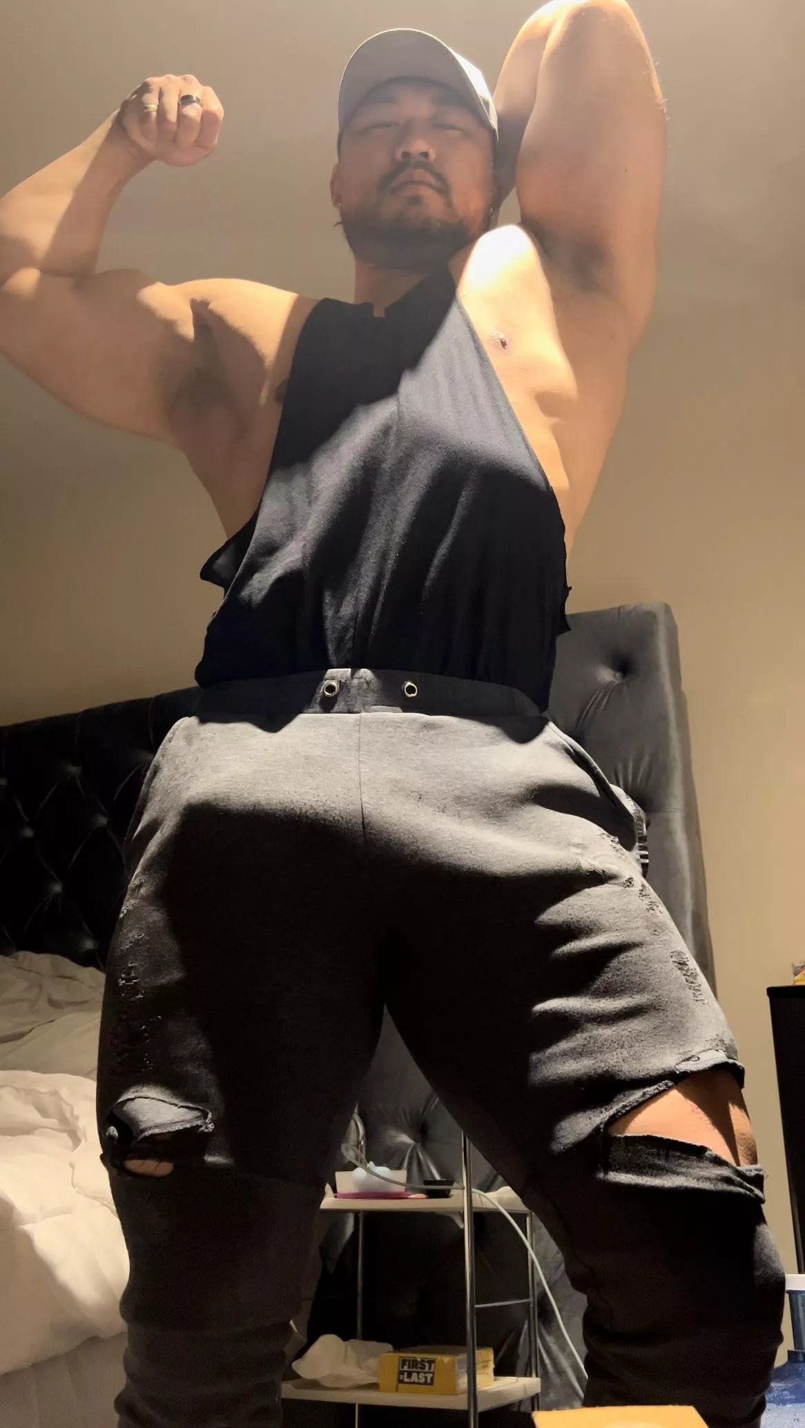 King’s pose posted by KingKaiLuke2