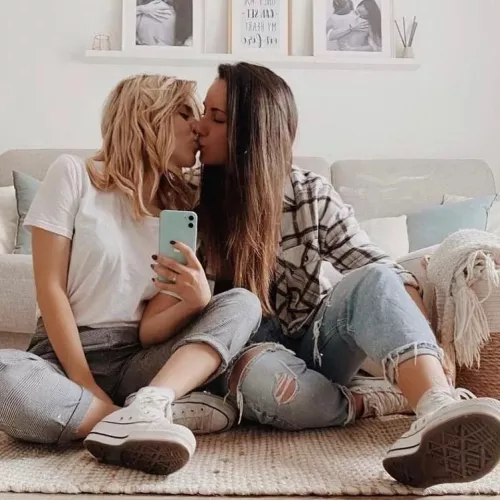 Lesbians in Chucks by IKnowItsBannn