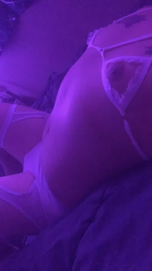 Any big strong men wanna get my tiny body pregnant💕 by breedableboyy