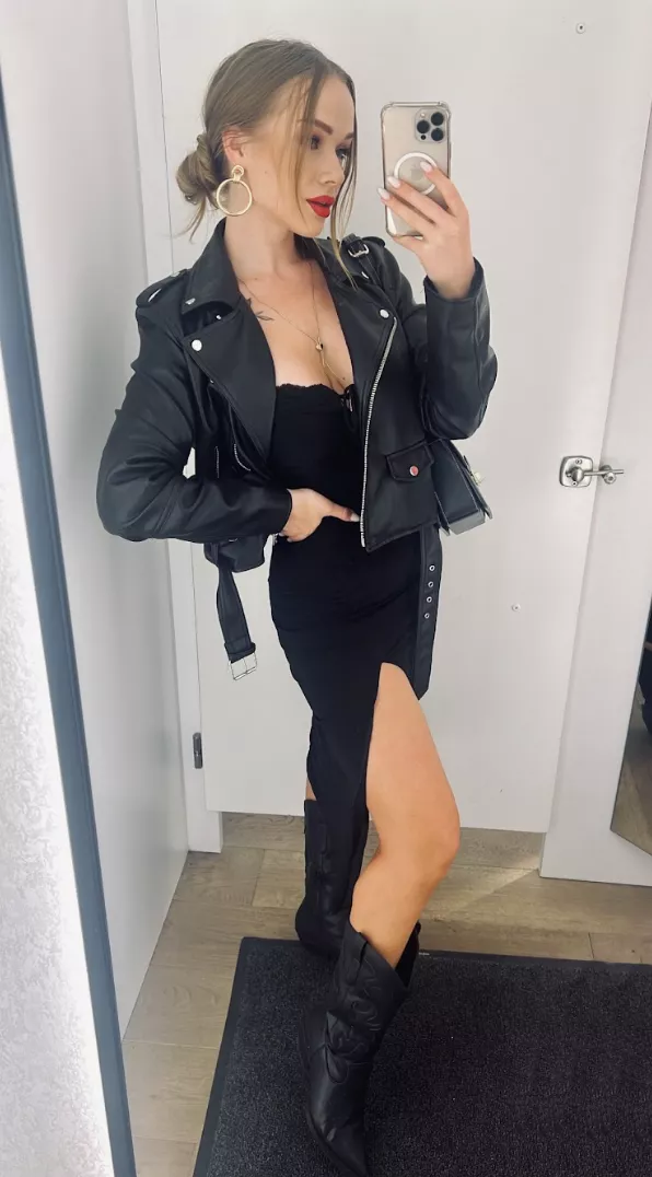 IUTR All black today 🖤 posted by EmbarrassedBuy8407