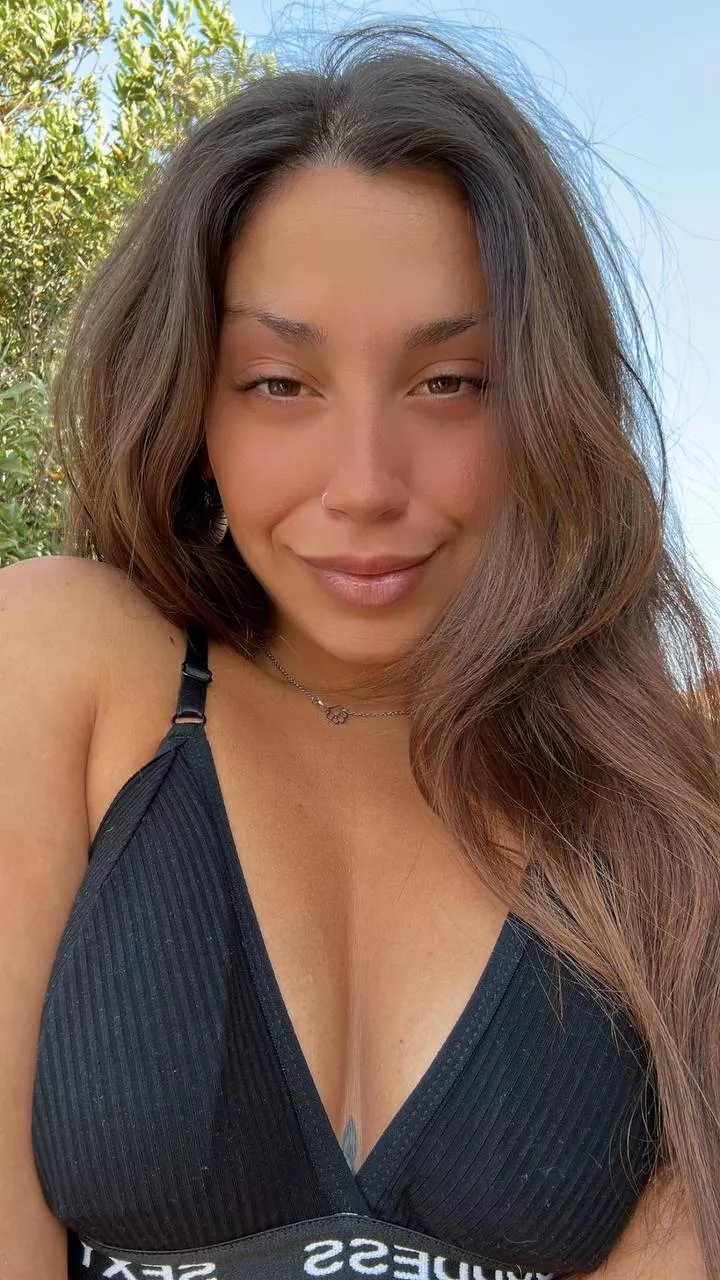 petite brunette cleavage posted by NextNothingz