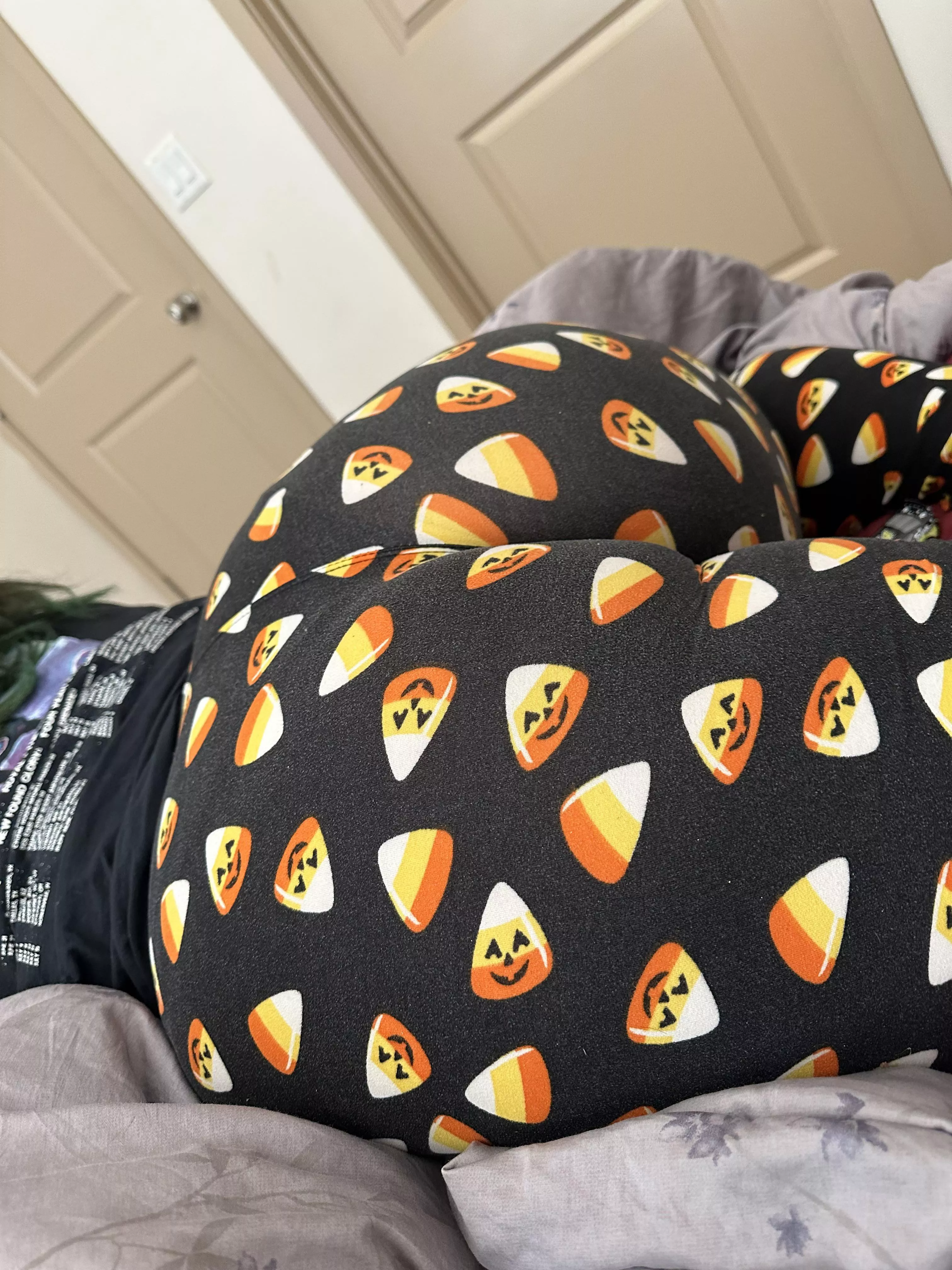 Spooky leggings 👻 posted by Dangerous_Ad5178